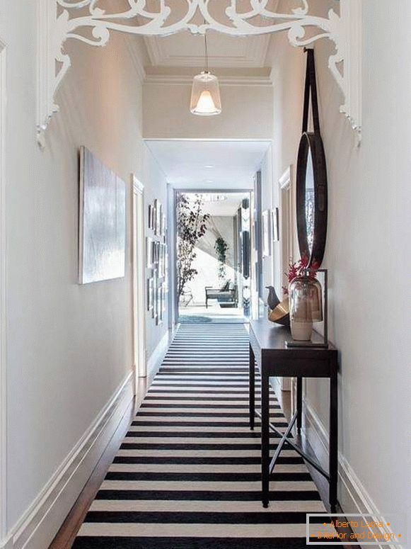 Entwurf eines schmalen langen Korridors in einer Wohnung mit einem Teppich