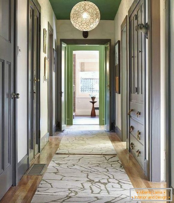 Stilvoller schmaler Korridor - ein Foto mit einer grünen Decke
