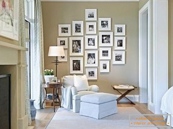 Schwarz-Weiß-Fotos an der Wand im Innenraum