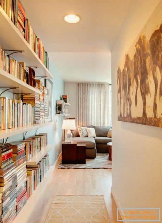 Öffnen Sie Bücherregale im Design des Korridors