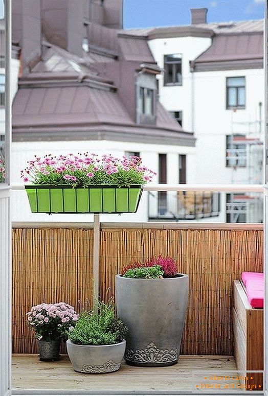 Gemütliche Veranda auf einem kleinen Balkon
