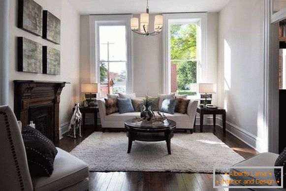 Wie man Möbel im Wohnzimmer anordnet - Fotoinnenraum eines privaten Hauses