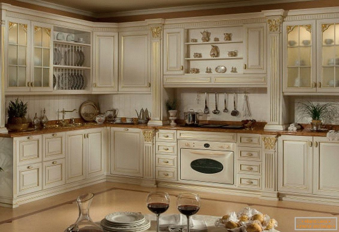 Design der klassischen Küche in weißer Farbe