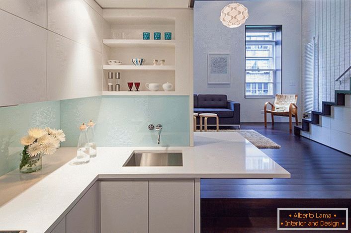 Das zweistöckige Apartment-Studio mit einer Gesamtfläche von 40 qm ist im minimalistischen Stil eingerichtet. 