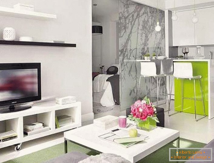Ein kleines Studio-Apartment wird durch eine kompetente Aufteilung zu einer vollwertigen Wohnung mit einem separaten Schlafzimmer, das durch eine stilvolle Glaswand abgetrennt ist.
