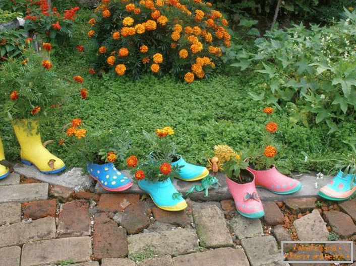 Alte Galoschen können auch nützlich sein, wenn Sie Ihren Garten kreativ gestalten möchten. 
