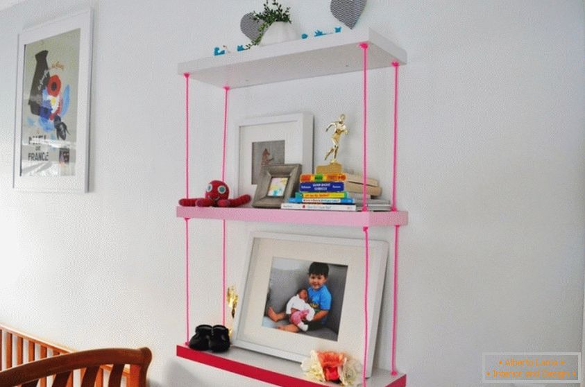 Ein Bücherregal für ein Kinderzimmer mit rosa Seilen