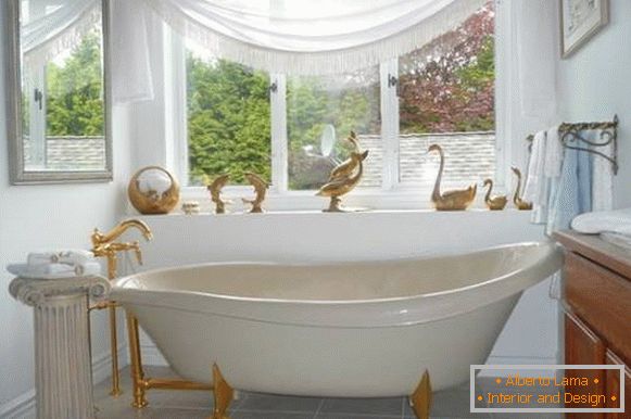 Design eines Badezimmers mit Goldverzierungen