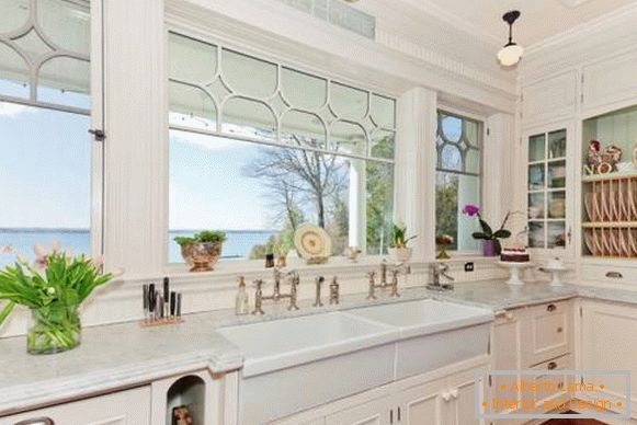 Eine einfache und schöne Fensterdekoration in der Küche