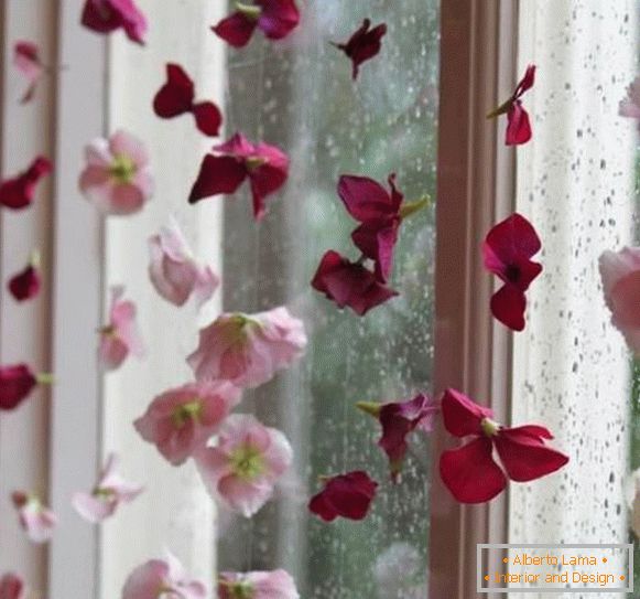 Fensterdekoration mit künstlichen Blumen
