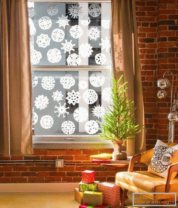 Schneide und klebe Schneeflocken an die Fenster für das neue Jahr