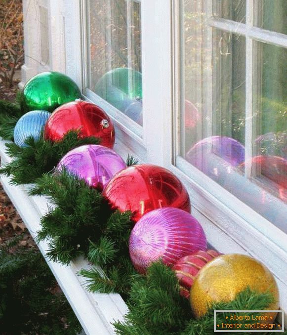 So dekorieren Sie ein Fenster mit Ihren eigenen Händen - Neujahrsdekor auf dem Foto