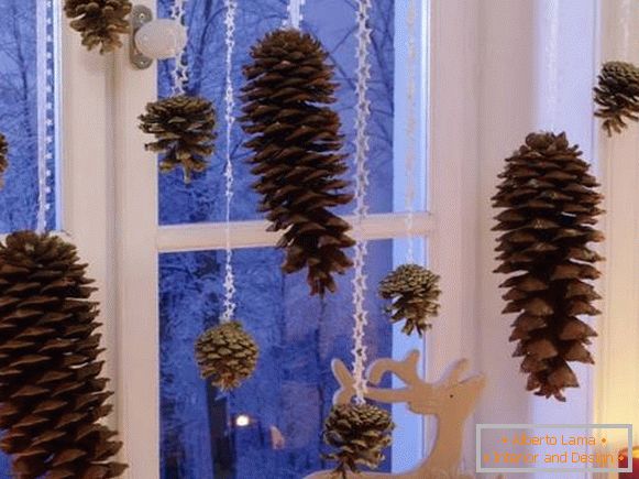 Weihnachtsdekoration von Fenstern im Innenraum - Foto mit natürlichen Materialien