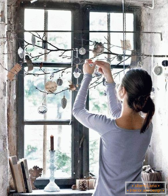 Wie man ein Fenster für das neue Jahr schmückt - ungewöhnliche Ideen mit Zweigen