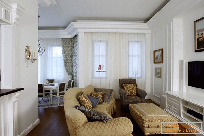 Um das Gästezimmer zu gestalten, wurden helle Farben verwendet. Möbel Beige harmonisch kombiniert mit weißer Dekoration der Wände.