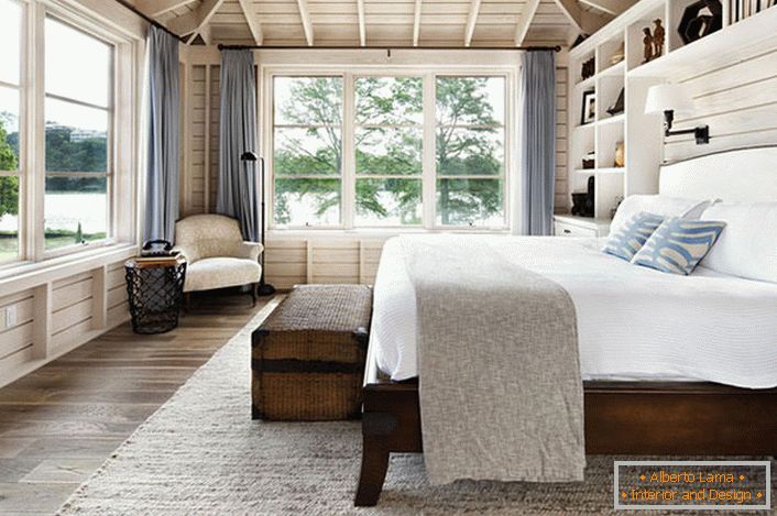 Ein Schlafzimmer im skandinavischen Stil mit einem großen Doppelbett aus Holz im Haus eines französischen Geschäftsmannes.