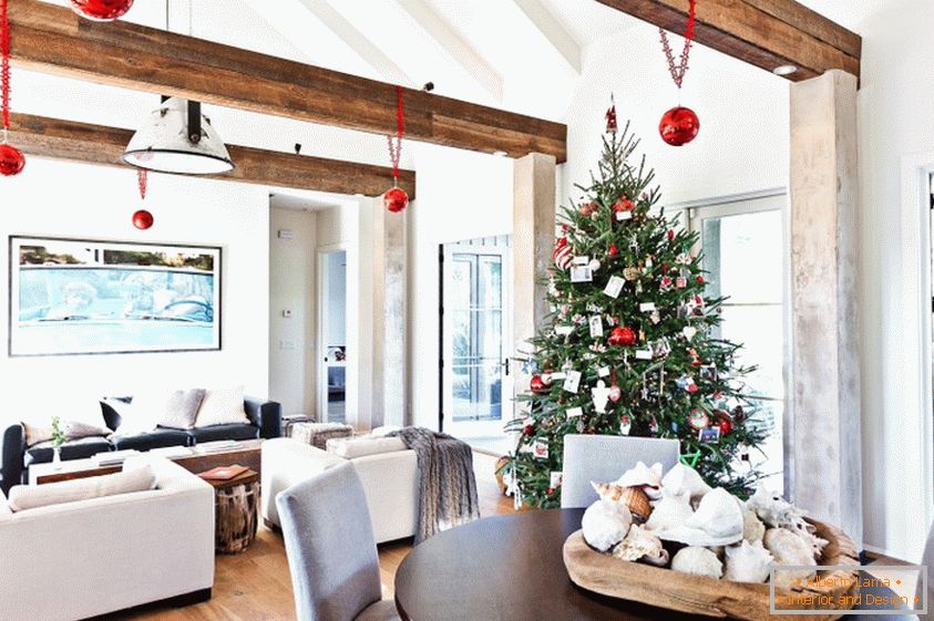 Klassische Dekoration eines Weihnachtsbaumes für das neue Jahr