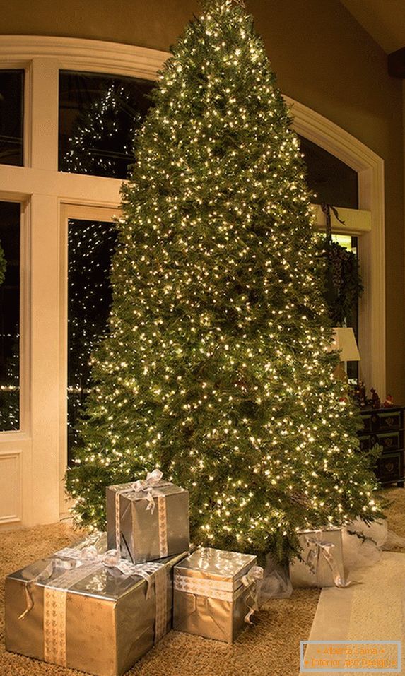 Ungewöhnliche Dekoration eines riesigen Weihnachtsbaums mit Girlanden