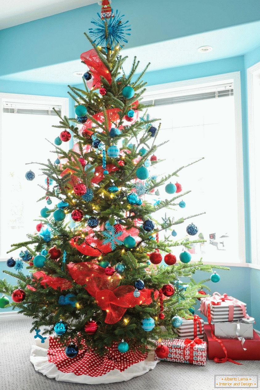 Dekoration des Weihnachtsbaums in den blauen und roten Farben
