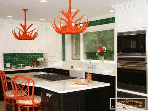 Küche mit grünen Wänden und rotem Dekor