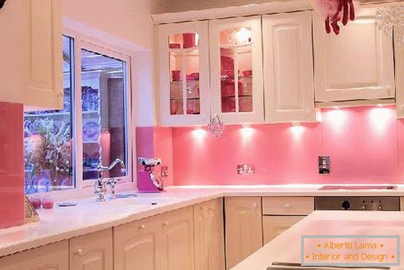 Küche mit hellrosa Wänden