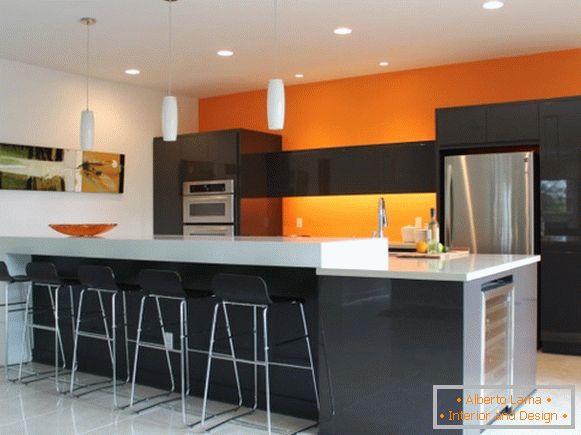 Küche mit einer orangefarbenen Wand
