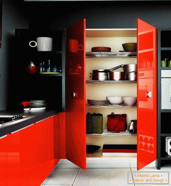 Schwarze Wände und rote Möbel im Küchendesign