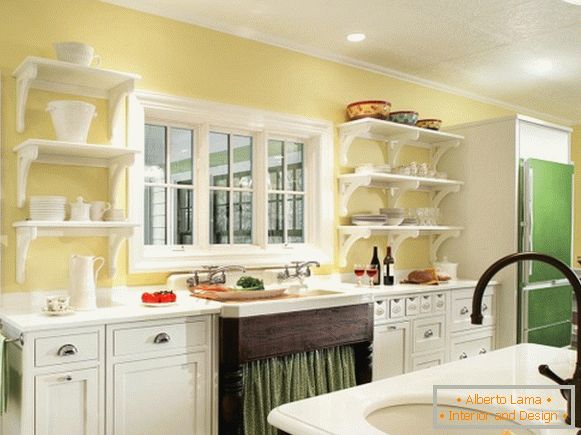 Küche mit gelben Wänden und grünem Dekor