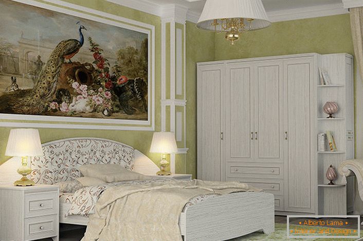 Eine stilvolle weiße Suite für Schlafzimmer im Landhausstil. Ein bemerkenswertes Merkmal des Innenraums ist ein großes Bild.