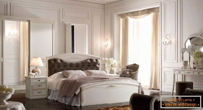 Für die Dekoration des Schlafzimmers im Art Deco Stil wurden modulare Möbel verwendet. Das Bett mit einem weichen Kopfteil befindet sich in der Mitte der Komposition.