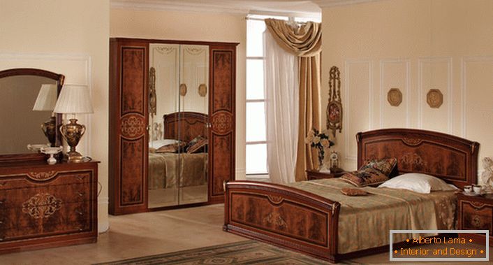 Modulmöbel für ein klassisches Schlafzimmer sind so gut wie möglich aufeinander abgestimmt. 