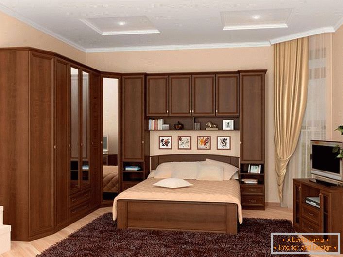 Eine praktische Lösung für die Schlafzimmeranordnung ist eine modulare Suite, die auf dem Bett läuft. Effektive Platzersparnis.