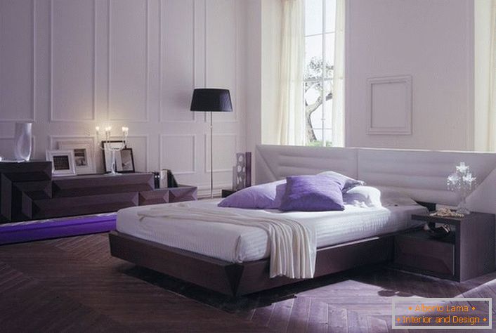 Das minimalistische Schlafzimmer ist mit modularen Möbeln ausgestattet. Richtig ausgewähltes Licht macht den Raum romantisch und gemütlich.