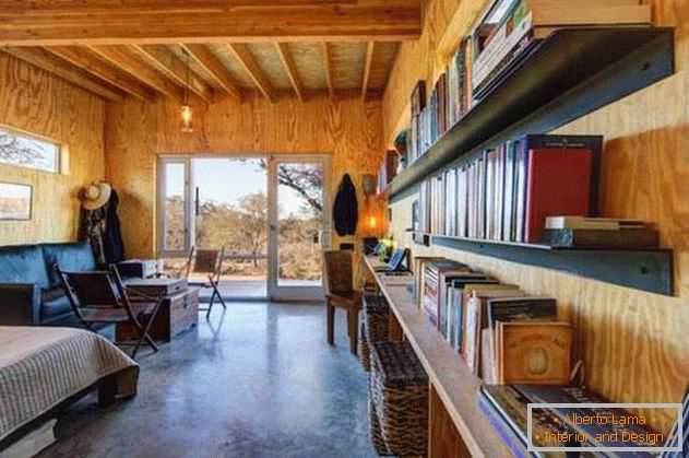 Kleines preiswertes Holzhaus in den USA: книжные полки