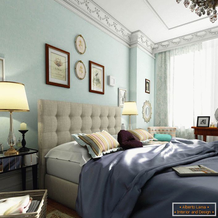 Das Schlafzimmer im englischen Stil ist in sanften Blautönen gehalten. Pastellfarben bewirken eine visuelle Ausdehnung des Raums. 