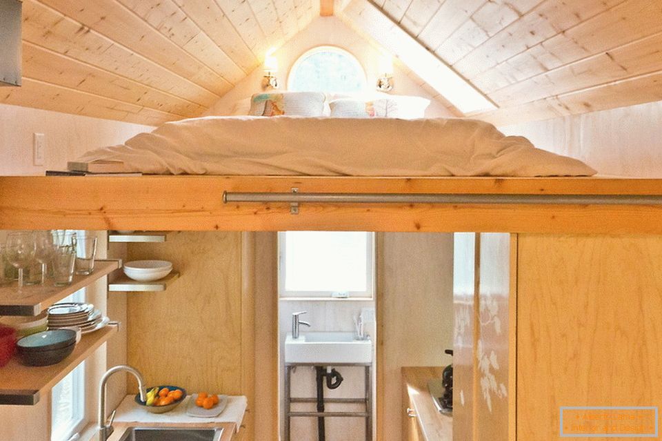 Küche und Schlafzimmer in einem kleinen Häuschen
