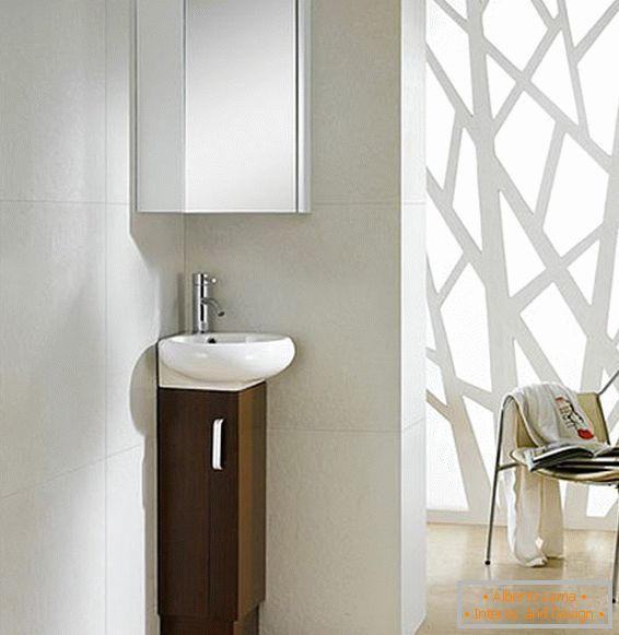 Ein minimalistischer Schminktisch im Design eines kleinen Badezimmers