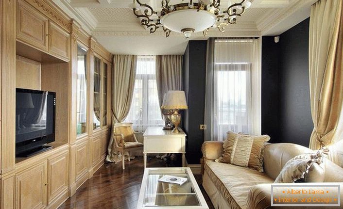 Gästezimmer im Empire-Stil. Der Designer konnte aus einem einfachen Raum mit kleinen Dimensionen ein exklusives, luxuriöses Wohnzimmer machen.