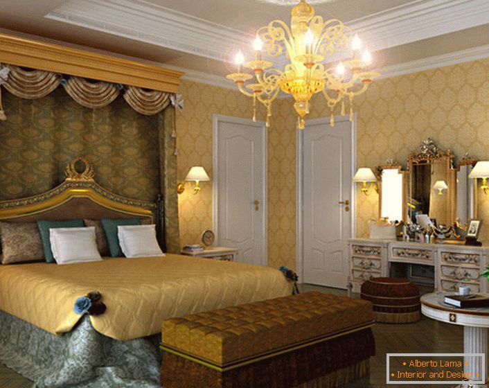 Ein geräumiges Schlafzimmer im Empire-Stil mit richtig ausgewählter Beleuchtung. Über dem Bett hängt ein Baldachin aus teurem, schwerem Stoff.