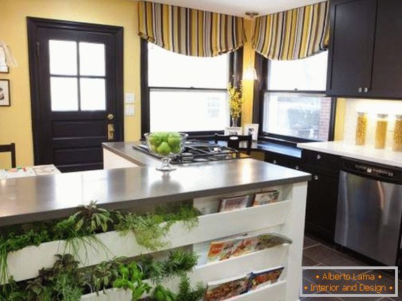 Modisches Design von Vorhängen für die Küche in gelber und brauner Farbe