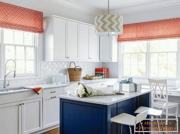Rote Vorhänge auf der Küche in einer rustikalen Art