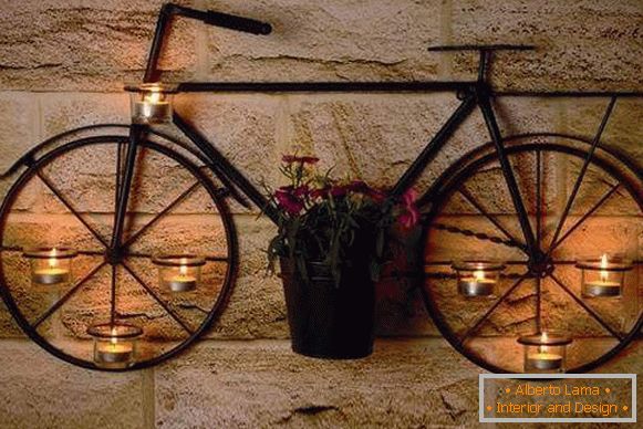 Kreativer geschmiedeter Kerzenständer Fahrrad - Foto an der Wand