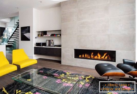 Modernes Wohnzimmer in hellen Farben und mit einem Kamin