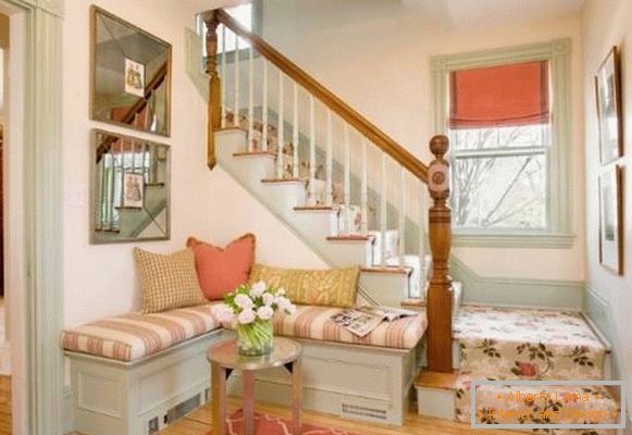 Teppichordnung von Treppen im Haus - Foto vom Flur