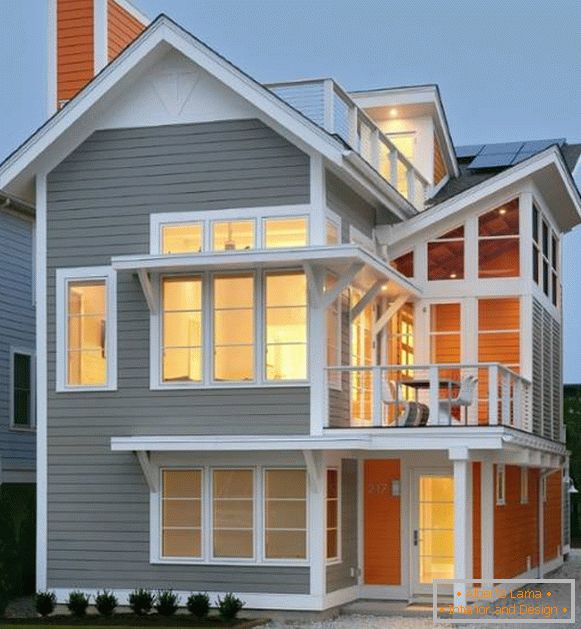 Die moderne Fassade eines privaten Hauses in grauer und orange Farbe