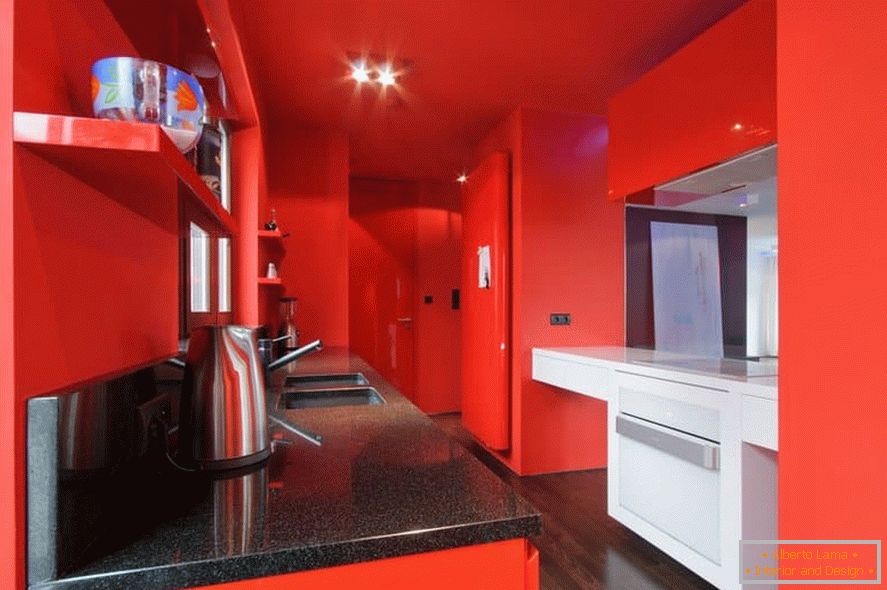 Küche mit roten Wänden