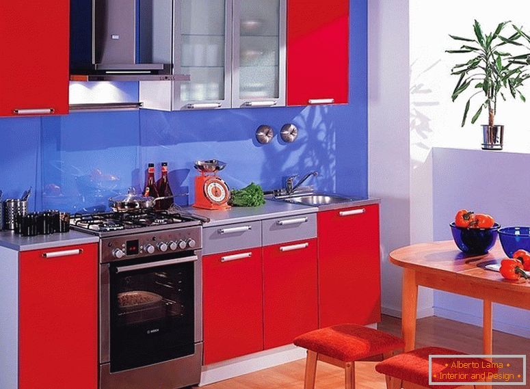 Blaue und rote Küche