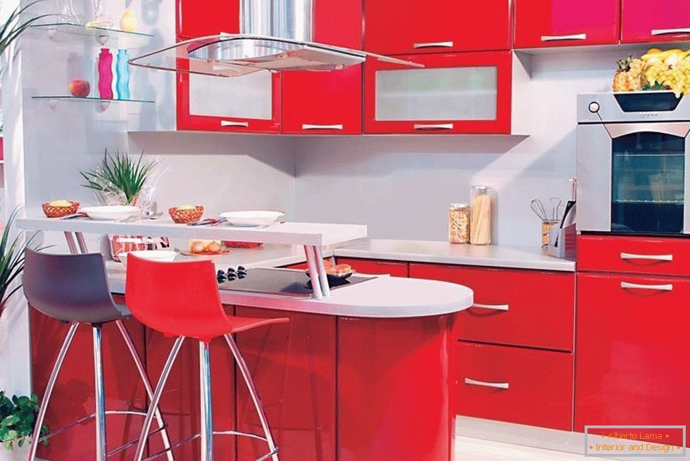 Rote Möbel in der Küche