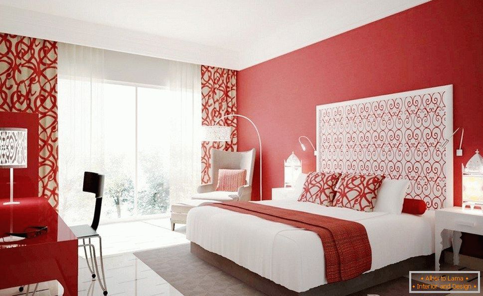 Weiße Möbel in einem Schlafzimmer mit roten Wänden