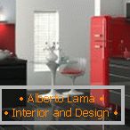 Roter Kühlschrank und graue Möbel in der Küche